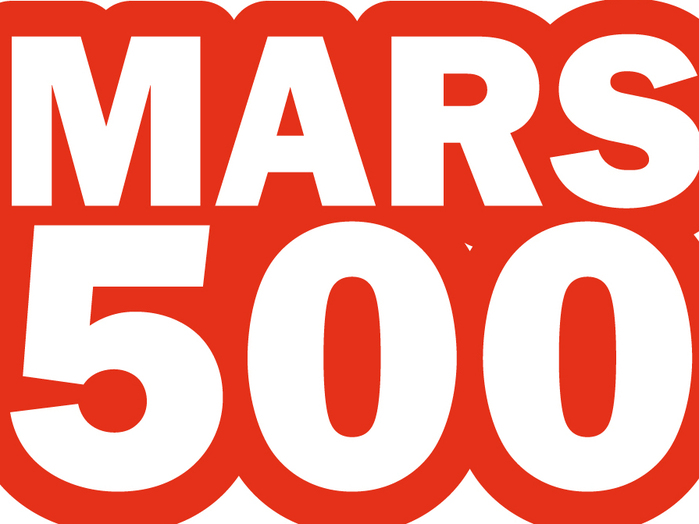 Logo der Isolationsstudie "Mars500" Während des Projekts werden sechs Menschen für die Dauer von 105 Tagen in einen Container eingeschlossen, um verschiedene Aspekte eines simulierten bemannten Marsflugs zu trainieren. Zu den Teilnehmern gehört auch der Deutsche Oliver Knickel, ein 28-jähriger Bundeswehr-Offizier aus Eschweiler bei Aachen.
