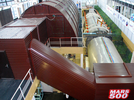 Das Mars500-Modulsystem im Moskau Das Mars500-Modulsystem am IBMP in Moskau. Im Inneren des dunkel verkleideten Teils befinden sich eine Landeeinheit und eine künstliche Marsoberfläche, die in Phase 2 des Experiments erstmals genutzt wird.