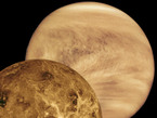 Die Venus, im Sonnensystem der innere Nachbar der Erde, in zwei unterschiedlichen Darstellungen: Rechts oben der Planet, wie er für das menschliche Auge in den Wellen- Längen des sichtbaren Lichts zu sehen ist und so 1978 aus der Perspektive der amerikanischen Raumsonde Pioneer Venus aufgenommen wurde – eingehüllt von seiner dichten Kohlendioxidatmosphäre. Links unten eine Darstellung der unter der Atmosphäre verborgenen Oberfläche der Venus. Dieses Bild entstand 1996 auf der Grundlage von Radar- Daten des amerikanischen Venusorbiters Magellan.
