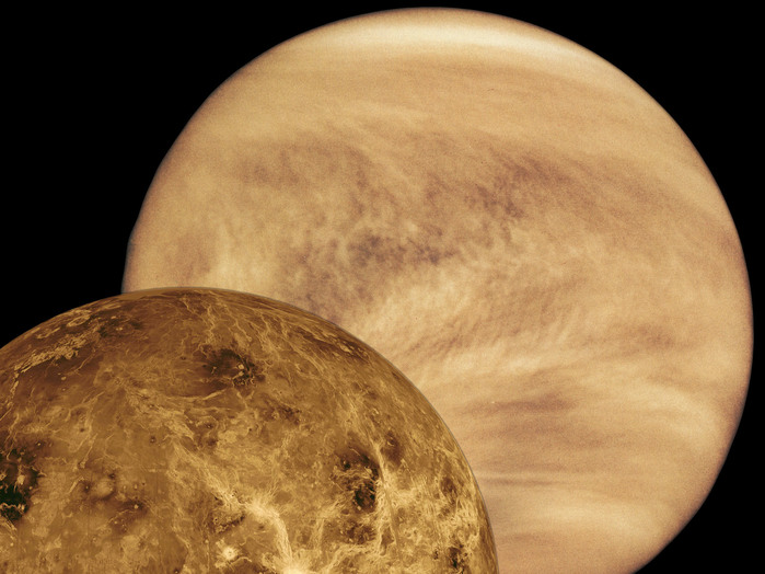 Die Venus, im Sonnensystem der innere Nachbar der Erde, in zwei unterschiedlichen Darstellungen: Rechts oben der Planet, wie er für das menschliche Auge in den Wellen- Längen des sichtbaren Lichts zu sehen ist und so 1978 aus der Perspektive der amerikanischen Raumsonde Pioneer Venus aufgenommen wurde – eingehüllt von seiner dichten Kohlendioxidatmosphäre. Links unten eine Darstellung der unter der Atmosphäre verborgenen Oberfläche der Venus. Dieses Bild entstand 1996 auf der Grundlage von Radar- Daten des amerikanischen Venusorbiters Magellan.

