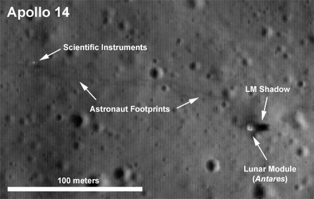 Vom Platz des Landemoduls von Apollo 14 liegt eine ziemlich detaillierte Aufnahme in höherer Auflösung vor. Auf ihr sind sogar die Fußspuren der Astronauten zu erkennen.