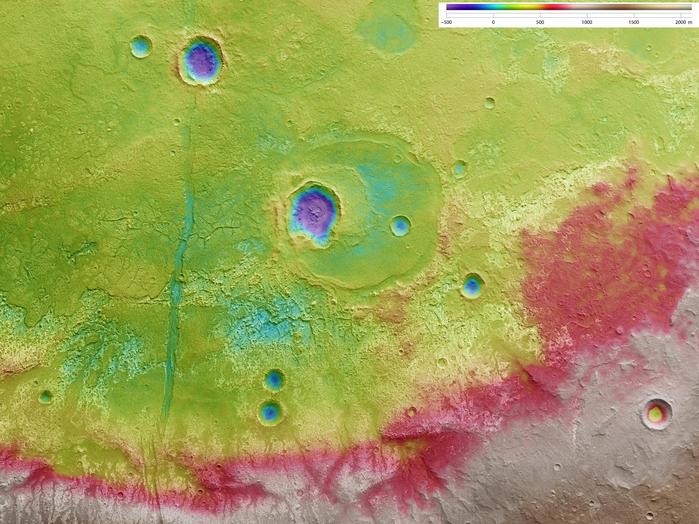 In dieser Darstellung werden die topographischen Informationen auf die hoch auflösende Aufnahme des Nadirkanals der HRSC übertragen, des senkrecht nach unten blickenden Kanals; Norden ist rechts im Bild.

