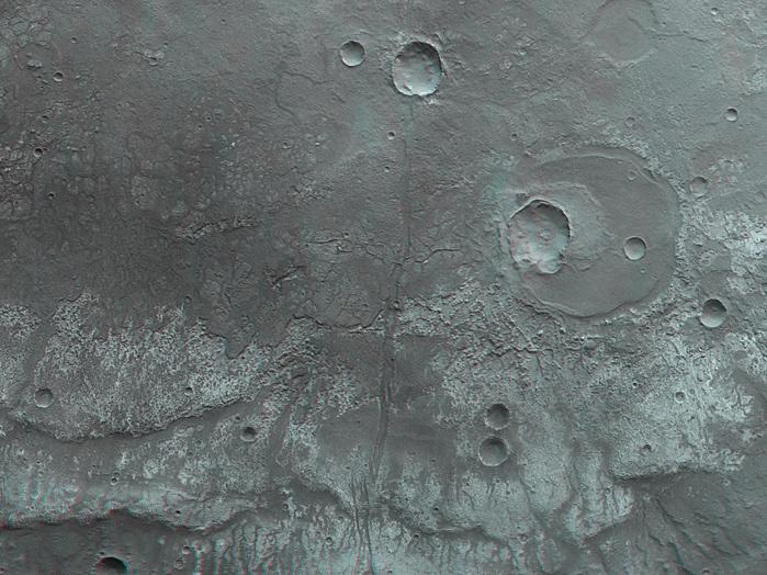 Aus dem senkrecht auf den Mars blickenden Nadirkanal des Kamerasystems HRSC auf der ESA-Sonde Mars Express und einem der vier schräg auf die Marsoberfläche gerichteten Stereokanäle lassen sich so genannte Anaglyphenbilder erzeugen, die bei Verwendung einer Rot-Blau-(Cyan)- oder Rot-Grün-Brille einen dreidimensionalen Eindruck der Landschaft vermitteln; Norden ist rechts im Bild.

Dieses Gebiet im Südosten des Marscanyons Ma'adim Vallis ist von ausgedehnten, erkalteten Lavaströmen gekennzeichnet. In der 3D-Betrachtung erkennt man, wie die vorderen Fließfronten von Lavaströmen aus Basalt an so genannten "Runzelrücken" enden, die über viele Kilometer eine Geländestufe zu den tiefer gelegenen Lavadecken ausbilden.

Im nördlichen Teil des Gebietes, rechts der Bildmitte, ist ein etwa 20 Kilometer großer Einschlagkrater zu erkennen. Dieser Krater wurde von Lava zu einem großen Teil verfüllt, ist also früher als der Lavastrom entstanden. Später bildete sich durch einen weiteren Einschlag ein kleinerer, etwa sieben Kilometer großer Krater im südlichen Teil des alten Kraters. Durch die Bildmitte verläuft in Ost-West-Richtung, also von unten nach oben, eine insgesamt mehr als 200 Kilometer lange Störungszone. 