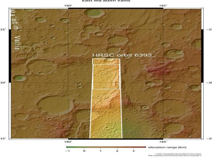Der Canyon Ma'adim Vallis ist neben den berühmten Valles Marineris einer der größten Canyons auf dem Mars. Er liegt zwischen der Vulkanregion Tharsis und dem Hellas-Einschlagsbecken im südlichen Marshochland. Ma'adim ist der hebräische Name für den Planeten Mars.

Die Abbildungen zeigen einen südöstlich von Ma'adim Vallis gelegenen Teil der Region, bei 29 Grad südlicher Breite und 182 Grad östlicher Länge (dick umrandetes Gebiet). Das Gebiet wurde mit der vom Deutschen Zentrum für Luft- und Raumfahrt (DLR) betriebenen hochauflösenden Stereokamera HRSC von der ESA-Sonde Mars Express am Heiligabend 2008 im Orbit 6393 aus einer Höhe von etwa 325 Kilometern aufgenommen. Das dünn umrandete Gebiet zeigt den gesamten HRSC-Bildstreifen. Die Bildauflösung beträgt circa 15 Meter pro Bildpunkt (Pixel). Mit einer Fläche von fast zehntausend Quadratkilometern ist das abgebildete Gebiet damit etwa so groß wie die Mittelmeerinsel Zypern.
