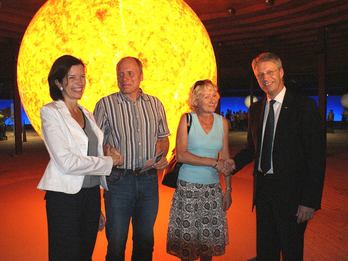 Thomas Reiter im Gespräch mit dem 250.000. Besucher der Ausstellung "Sternstunden - Wunder des Sonnensystems" im Gasometer Oberhausen.

v.r.n.l.: DLR-Raumfahrt-Vorstand Thomas Reiter, Ausstellungsbesucher Waltraud Gebauer und Lutz Gebauer sowie die Geschäftsführerin der Gasometer Oberhausen GmbH, Jeanette Schmitz. 