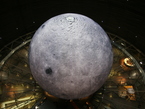 Als riesige Skulptur ist in der Ausstellung der mit 25 Metern Durchmesser "größte Mond auf Erden" zu sehen.