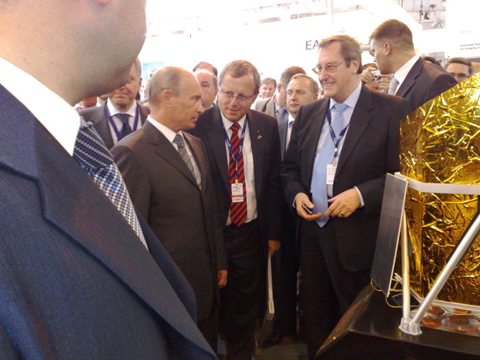 Auf dem Internationalen Luft- und Raumfahrtsalon MAKS in Moskau am 18. August 2009, von links nach rechts: Der russische Ministerpräsident Wladimir Putin, Prof. Dr.-Ing. Johann-Dietrich Wörner (Vorstandsvorsitzender des DLR) und Prof. Gregor Morfill (Max-Planck-Institut für extraterrestrische Physik) vor einem Modell des Röntgenteleskops eROSITA. 