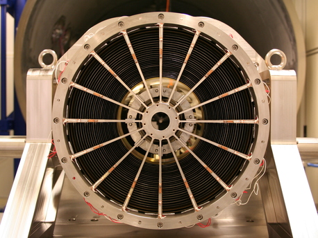 Ein eROSITA-Spiegelmodul beim Einbau in die Röntgen-Testanlage PANTER. Als Ingenieurmodell enthält dieses Modul 27 der insgesamt 54 Spiegelschalen. 