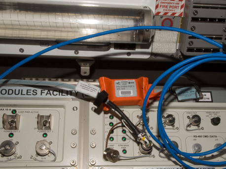 Das DOSIS-Experiment des DLR-Instituts für Luft- und Raumfahrtmedizin an Bord der ISS setzt sich aus einem passiven und einem aktiven Detektorteil zusammen. Die passiven Detektoren - Passive Detector Packages (PDP) - wurden an zehn Positionen innerhalb des europäischen Columbus-Moduls angebracht, um ein vollständiges Bild über die Verteilung der Strahlenbelastung innerhalb des Moduls zu liefern.