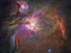 Die Aufnahme des Hubble-Weltraumteleskops zeigt den Orionnebel. Er leuchtet, weil seine Gasmassen durch die Strahlung benachbarter Sterne angeregt werden und Licht aussenden.