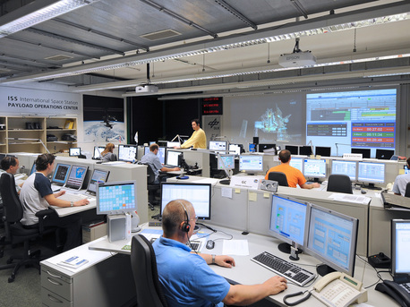 Blick in das Nutzerzentrum für Weltraumexperimente MUSC des Deutschen Zentrums für Luft- und Raumfahrt (DLR) in Köln. Von hier aus wird das neue Labor MSL (Materials Science Laboratory) gesteuert. 