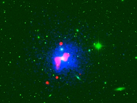 Der Galaxienhaufen NGC 507 in drei Wellenlängenbereichen. Blau zeigt die Roentgenemission des Galaxienhaufens wie der amerikanische Satellit Chandra sie sieht; Rot gibt die Radiowellen wider, deren Ursprung auf die Aktivität des zentralen Schwarzen Lochs zurückgeht und die von dem Very Large Array in New Mexico empfangen wurde; und Grün zeigt eine optische Aufnahme des Digitized Sky Surveys.