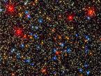 Im Sternen-Cluster Omega Centauri gibt es Sonnen in Hülle und Fülle. Das Foto zeigt den überfüllten Kern dieses Clusters, allein dort sind 100.000 Sterne zu finden. Dieser Sternenhaufen enthält insgesamt rund zehn Millionen Sterne, die alle zwischen zehn und zwölf Milliarden Jahre alt sind. Omega Centauri liegt gut 16.000 Lichtjahre von der Erde entfernt.