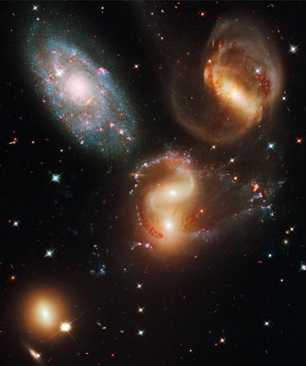 Diese Ansammlung von Galaxien heiÃt Stephan's Quintett. Das ist jedoch ein irrefÃ¼hrende Bezeichnung. Inzwischen weiÃ man, dass die Galaxie NGC 7320 rechts oben im Bild gar nicht zu der Gruppe gehÃ¶rt. Sie steht vielmehr sieben Mal nÃ¤her an der Erde als der Rest der Gruppe. Zwei Galaxien in der Mitte des Bildes sind zusammengestoÃen, was zu einer Mischung verschiedenster Sternentypen fÃ¼hrte. So findet man dort junge blaue und alte rote Sterne.