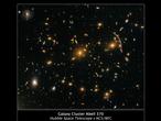 Der Sternhaufen Abell 370 ist fünf Milliarden Lichtjahre von der Erde entfernt. Bei diesem Cluster haben Forscher erstmals den so genannten Gravitationslinseneffekt festgestellt. Das bedeutet, dass die enorme Schwerkraft des Sternenhaufens das Licht weit dahinter liegender Galaxien verzerrt. Diesen Effekt erkennt man auf dem Bild an Lichtbögen und -schlieren. 