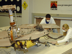 Bevor die Missionskontrolleure den festgefahrenen Rover Spirit auf dem Mars wieder bewegen, wollen sie alle Gefahren abschätzen. Seit zwei Monaten testen die Marsforscher in Pasadena mögliche Manöver an zwei Testrovern. 