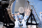 Techniker begutachten den 2,4 Meter großen Hauptspiegel von Hubble