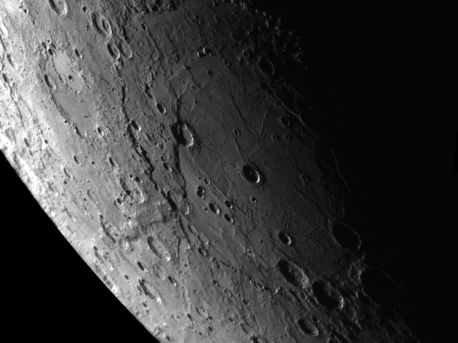 Dieses Foto von Merkur ist ein Mosaik aus mehreren Aufnahmen der südlichen Hemisphäre des Planeten, die beim zweiten Merkur-Vorbeiflug der Sonde am 6. Oktober 2008 entstanden sind. Es zeigt ein großes Einschlagbecken von 715 Kilometern Durchmesser, das bei der Auswertung der Aufnahmen entdeckt wurde und später nach dem holländischen Maler Rembrandt benannt wurde. Die Merkur-Oberfläche ist seit mehreren Milliarden Jahren von geologischen Prozessen kaum verändert worden. Dies belegen die unzähligen Einschlagkrater, die aus der Frühzeit des Sonnensystems stammen. Große, relativ glatte Flächen deuten darauf hin, dass es auch auf dem Merkur Vulkanismus gegeben haben muss. 