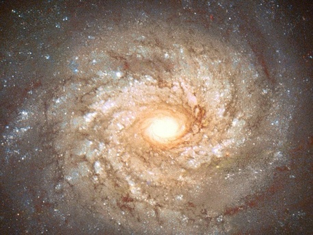 Spiralgalaxien sind rotierende Sternsysteme. Sterne und Gas in den äußeren Bereichen sollten nur noch wenig der Schwerkraft erfahren, die von der massereichen inneren Region ausgeht. Zum Rand hin sollte die Materie daher immer langsamer um das Zentrum kreisen. Dies trifft jedoch kaum zu, was zu Spekulationen um zusätzliche Schwerkraft und letztlich versteckte "Dunkle Materie" führte.