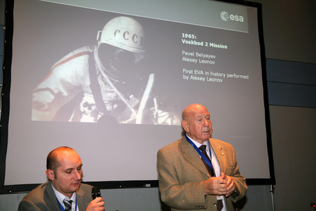 Alexei Leonov mit Übersetzer (links) am ESOC in Darmstadt