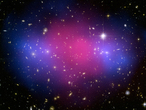 Bei der Kollision von zwei riesigen Galaxienhaufen entmischten sich gewöhnliche Materie (rosa) und Dunkle Materie (blau). 