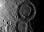 Neuer doppelwandiger Krater auf Merkur, den Messenger auf seinem dritten Vorbeiflug fotografierte.