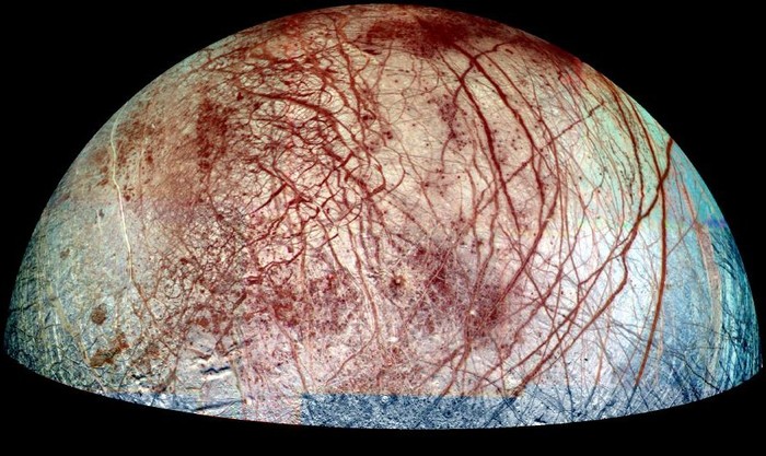 Diese Aufnahme ist eine Kombination von Bildern, die in den Jahren 1995 und 1998 mit Violett-, Grün- und Infrarotfiltern vom Jupitermond Europa gemacht wurden. Die linearen Strukturen rühren von Rissen und Brüchen auf der Oberfläche des Mondes her, die teilweise mehrere tausend Kilometer lang sind und von den starken Gezeitenkräften des Jupiters geformt wurden.  Das rötliche Material an den Bruchzonen ist vermutlich eine Salzverbindung, die als Verunreinigung aus dem unter der gefrorenen Kruste liegenden Ozean stammt.