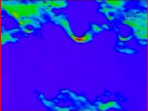 Infrarotbild der LCROSS-Sonde nach dem Einschlag der Centaur-Oberstufe. Der rote Fleck am unteren Rand des Kraters Cabeus rührt von der Hitze des Centaur-Einschlags her.