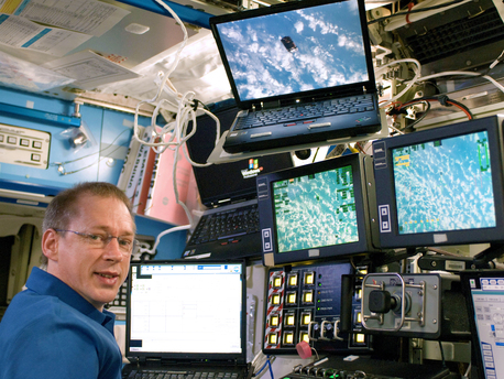 Frank De Winne beobachtet das japanische Transferfahrzeug HTV -1 am 17. September 2009 beim Andocken an die Internationale Raumstation ISS.

Der ESA-Astronaut hat das Kommando über die ISS am 11. Oktober 2009 mit dem Abkoppeln des Soyuz-Raumschiffs übernommen. 