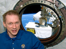 ISS020-E-042286 (24 de septiembre 2009) --- Frank De Winne (astronauta de la ESA), ingeniero de vuelo de la Expedición 20, posa para una foto, cerca de una ventana en el laboratorio Kibo de la Estación Espacial Internacional.