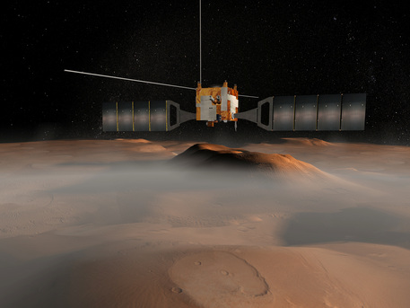 Das Bild zeigt eine künstlerische Darstellung der Mars Express-Sonde über den Tharsis-Vulkanen auf dem Mars. Seit dem 25. Dezember 2003 befindet sich die Sonde in einer Marsumlaufbahn. Die Missionsdauer war ursprünglich auf zwei Erdenjahre begrenzt, doch nun verlängerte die ESA den Betrieb ihrer ersten Planeten- Sonde zum dritten Mal um drei weitere Jahre bis Ende 2012.
Bis heute hat die Sonde fast 7500 Mal den Mars umrundet.