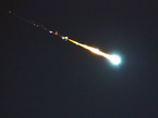 Die gleißende Feuerkugel auf diesem Bild ist am Dienstagabend gegen 19 Uhr Sommerzeit zuerst über Groningen und kurze Zeit später über Norddeutschland gesichtet worden. Der Meteorit, der so hell wie der Vollmond wurde, war von Überschallknallen und donnernden Geräuschen begleitet und zerbrach in mehrere helle Teile, die schließlich einen nachleuchtenden rauchartigen Schweif hinterließen. Obwohl es täglich helle Feuerkugel-Meteore in der Atmosphäre des Planeten Erde gibt, sind Sichtungen relativ selten, weil sie meist über dem Meer und unbewohnten Gebieten stattfinden. 