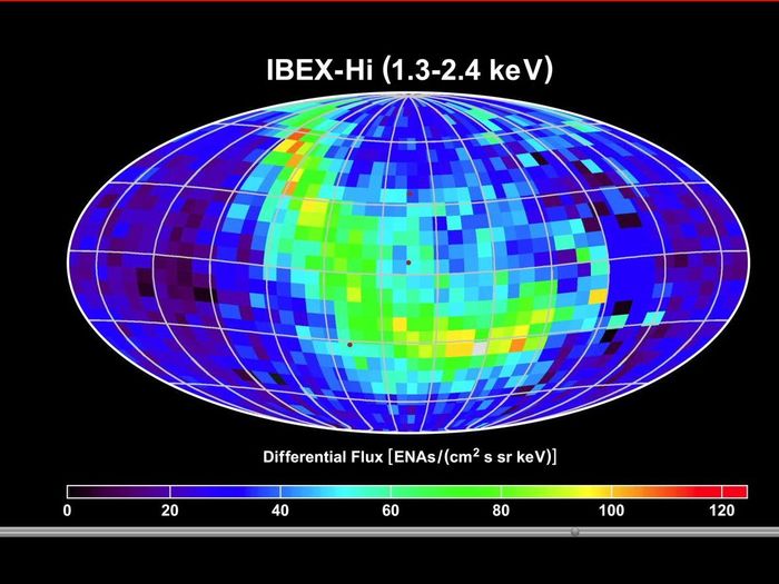 Diese IBEX-Aufnahme aus 14 verschiedenen Karten zeigt sehr eindrücklich das vom Magnetfeld unserer Milchstrasse verursachte Strahlungsband.