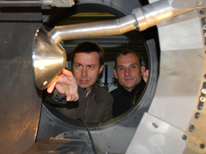 Wissenschaftler am Windkanal Haben das Heck der Lande-Kapsel als eine besonders kritische Stelle ausgemacht: Dr. Klaus Hannemann (links) und Dr. Jan Martinez Schramm am Modell im Windkanal.