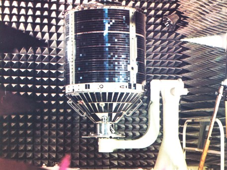 Das Foto zeigt AZUR, noch auf der Erde, in einem schalltoten Raum. Dort wurden die Kenndaten der Bord- Antennen sowie das Reflexionsverhalten des gesamten Satelliten ermittelt.
