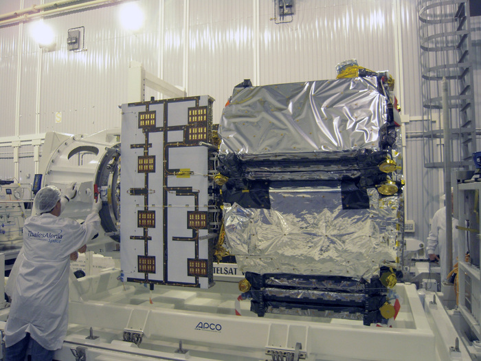 Auspacken des Transportcontainers Nach seinem Transport zum Weltraumbahnhof Plesetsk wird die Funktionsfähigkeit des Satelliten noch einmal überprüft.