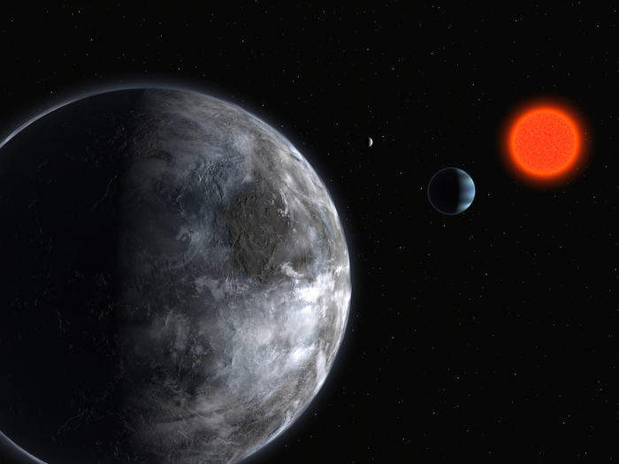 Diese künstlerische Darstellung zeigt den Stern Gliese 581, einen "Roten Riesen", der sich in etwas mehr als 20 Lichtjahren Entfernung von der Erde befindet. Hypothetische "Bewohner" der den Stern umkreisenden Planeten 581c (im Vordergrund), 581b und 581d (der kleinste der dargestellten Planeten) könnten theoretisch in Kürze die von der Erde ausgehenden und sich mit Lichtgeschwindigkeit durchs All fortpflanzenden Signale vom Mauerfall am 9. November 1989 empfangen.
