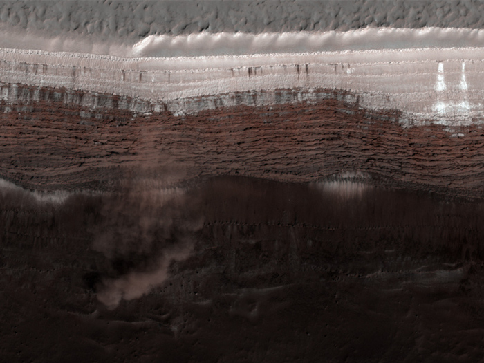 Lawinen am Mars Nordpol: Materialien wie feinkörniges Eis, Staub und größere Brocken sind von einer steilen Klippe abgerutscht. Die damit verbundene Staubwolke hat einen Durchmesser von 180 Metern und erstreckt sich vom Boden der Klippe 190 Meter in die Höhe.