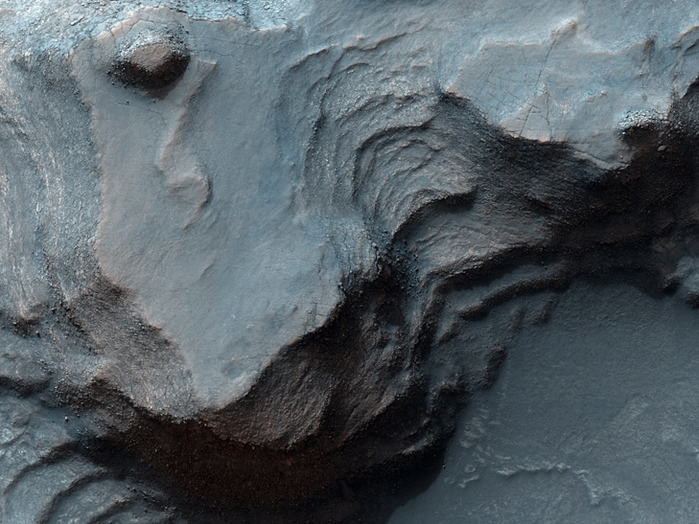 Ton-Minerale sind in diesem felsigen Gebiet von Nilosyrtis Mensae entdeckt worden. Diese sind von großem Interesse auf der Suche nach Beweisen von Leben auf dem Mars.