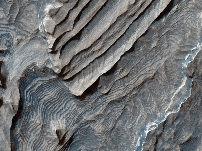 Tonablagerungen am Boden des Becquerel-Kraters, ein Einschlagskrater in Arabia Terra. Die Ablagerungen bestehen aus aufgeschobenen, sich wiederholenden Schichten, die durchweg nur einige Meter dick zu sein scheinen.