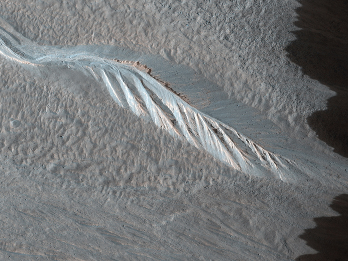 Ein Abflußkanal (Gully) am inneren Wall des westlichen Hale-Kraters. Der Schattenwurf rührt vom Kraterrand her.