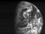 Der wolkenverhangene nordamerikanische Kontinent, den die Navigationskamera von Rosetta nach dem Flyby in einer Entfernung von 224.000 Kilometer vom Erdzentrum fotografierte.