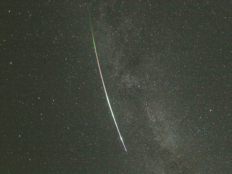 Ein heller Meteor, der am 13. August 2007 um 22.39 Uhr von der Station Wettzell beobachtet wurde: Zusätzlich fotografieren im Rahmen des europäischen Feuerkugel-Netzwerks - an dem auch das DLR teilnimmt - jede Nacht 25 automatisch arbeitende Kamerastationen den Himmel über Mitteleuropa und registrieren bei klarer Sicht alle Meteore.
