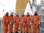 Von links nach rechts: Leland Melvin, Randy Bresnik, Pilot Barry E. Wilmore, Commander Charles O. Hobaugh, Mike Foreman and Robert L. Satcher Jr.
