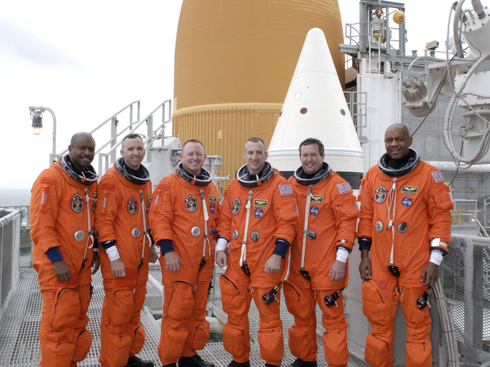 Ready for liftoff: Die Atlantiscrew bei einem Training auf der Startrampe 39A. Von links nach rechts: Leland Melvin, Randy Bresnik, Pilot Barry E. Wilmore, Commander Charles O. Hobaugh, Mike Foreman and Robert L. Satcher Jr.