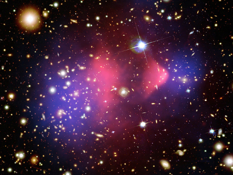 Im Jahr 2006 entdeckten Astronomen einen ähnlichen Unfall im Universum. Da das heiße Gas (rosa) in der rechten Bildhälfte an eine Gewehrkugel erinnert, taufte man den Galaxienhaufen "Bullet-Cluster", was soviel heisst wie Geschosshaufen