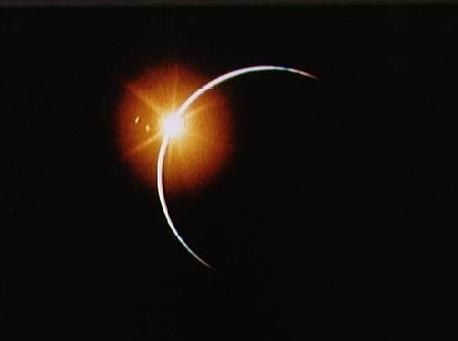 Auf dem Mond fand das Ereignis als totale Sonnenfinsternis statt. Wie dieses Ereignis aussieht, haben Astronauten der Apollo 12 Mission am 21. November 1969 festgehalten, als sie beim Rückflug vom Mond den Kernschatten der Erde durchflogen