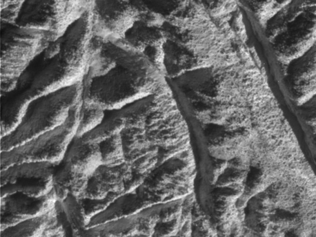 Rillen, Furchen und geologische Brüche in der Region um Baghdad Sulcus, einer der vermuteten Quellen der Enceladus-Geysire.