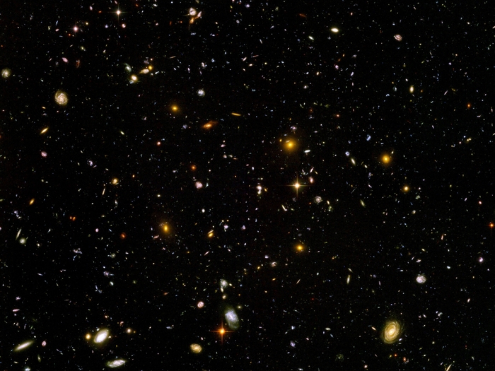 Das Hubble Ultra Deep Field entstand aus 800 Einzelaufnahmen, die das Hubble-Weltraumteleskop zwischen dem 3. September 2003 und dem 16. Januar 2004 machte. Es zeigt noch die entferntesten Strukturen und ermöglicht einen so tiefen Blick ins sichtbare Universum wie kein Bild zuvor.