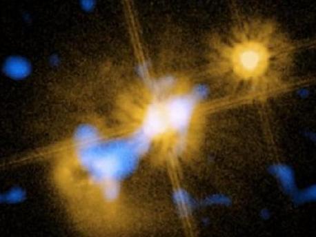 Quásar HE0450 2958. Esta imagen fue obtenida con el instrumento VISIR del Very Large Telescope de ESO, mientras que la imagen visible viene cortesía del Telescopio Espacial Hubble y el Advanced Camera for Surveys.